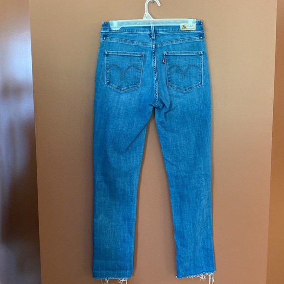 Levi’s mid rise skinny jeans with raw edge cuffs in size 6/26. - Picture 4 of 11
